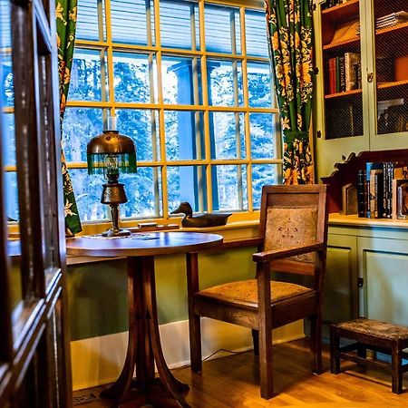 The Craftsman House Bed & Breakfast Bragg Creek Exterior photo