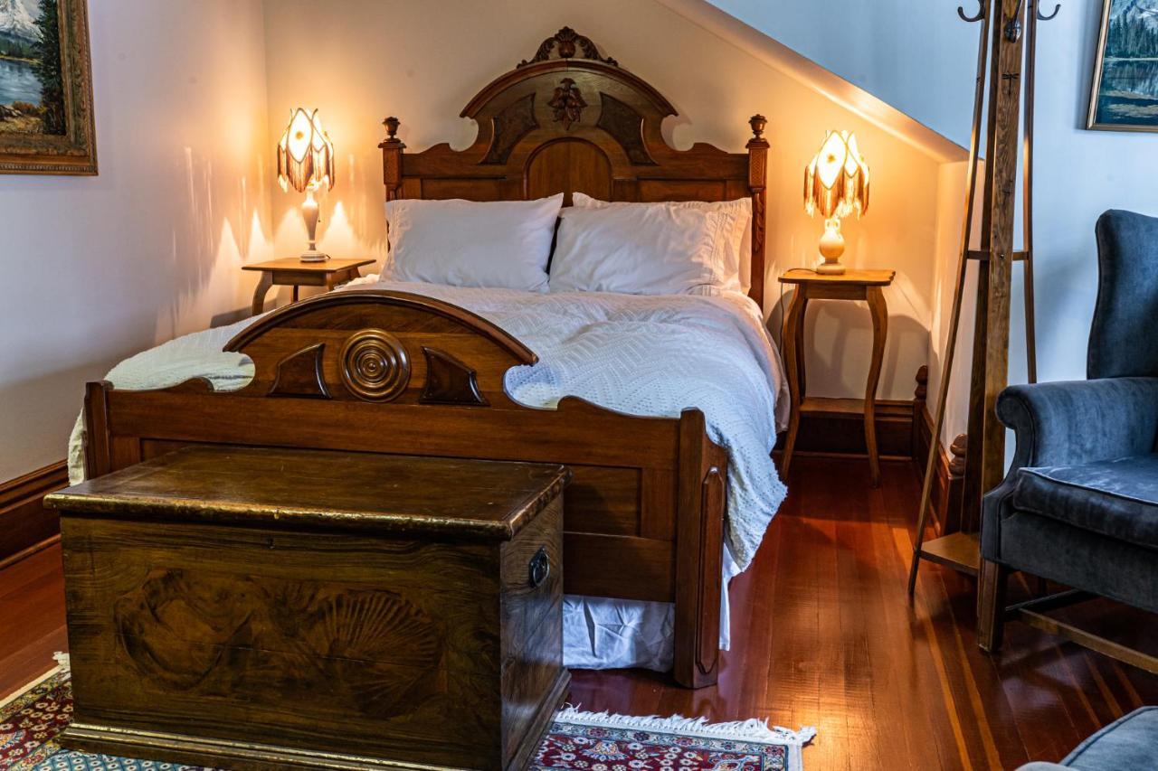 The Craftsman House Bed & Breakfast Bragg Creek Exterior photo